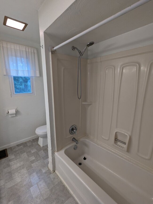 Building Photo - 2 Bedroom 1 Bathroom Single Family Home (M...