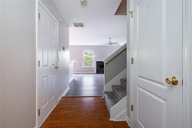 Building Photo - 401 Red Coat Ln