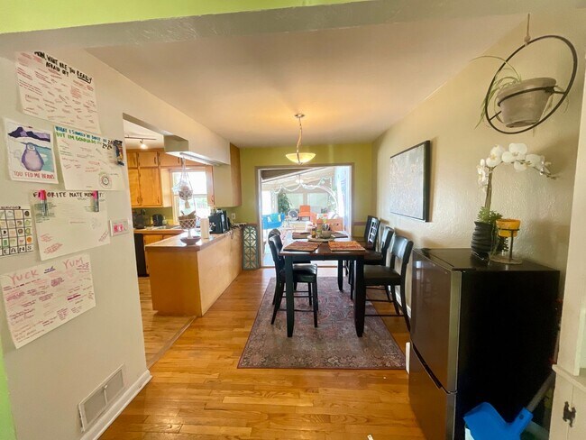 Building Photo - Expansive 5-bedroom, 2.5-bath home with incredible mountain views!