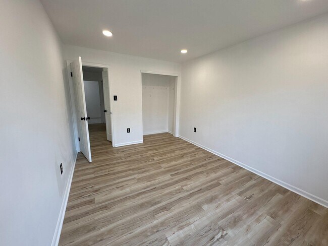 Building Photo - 72304 Delaire Landing Rd