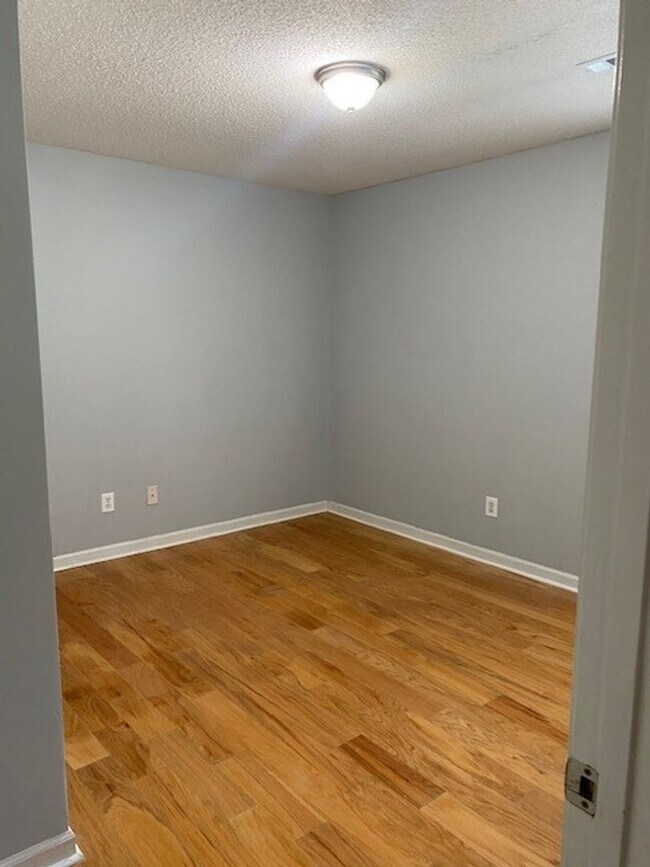 Building Photo - Welcome to this charming 3 bedroom, 2 bath...