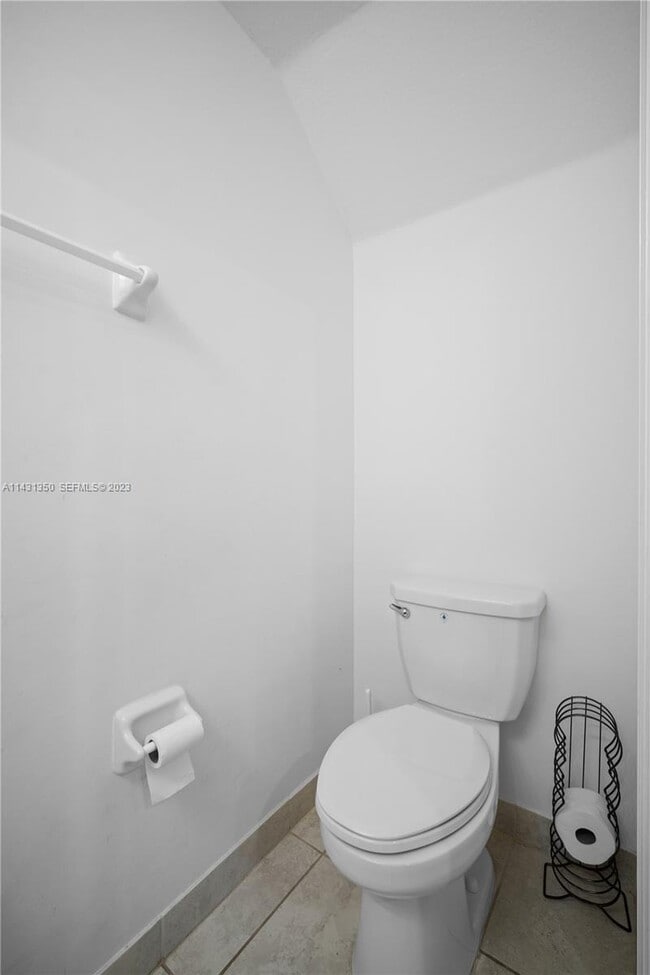 Building Photo - 705 SE 13th Street Cir