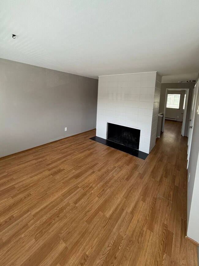 Building Photo - 3-Bedroom North Green Lake Townhouse-Style...