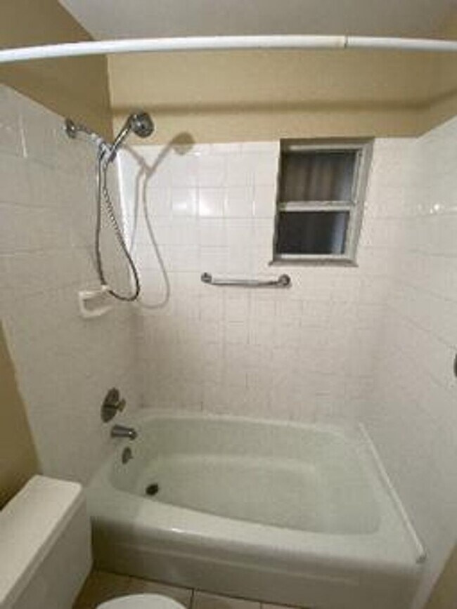 Building Photo - Excellent 2/1 Duplex in Desirable Area