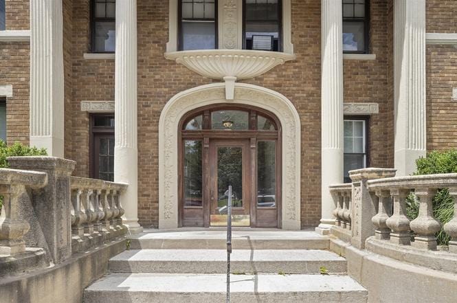 Secured Entrance. - 24 Sidlaw Rd