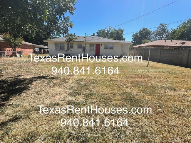 Building Photo - Adorable Home in the heart of Burkburnett!