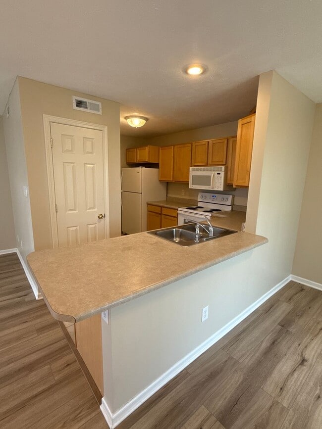 Building Photo - 3 BDRM TOWNHOUSE AVAILABLE JULY OR AUGUST ...