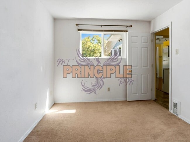 Building Photo - Charming Bungalow Downtown
