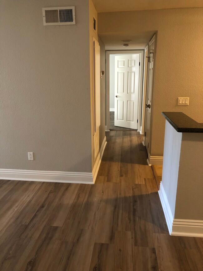 Building Photo - 2325 Del Mar Way # 103