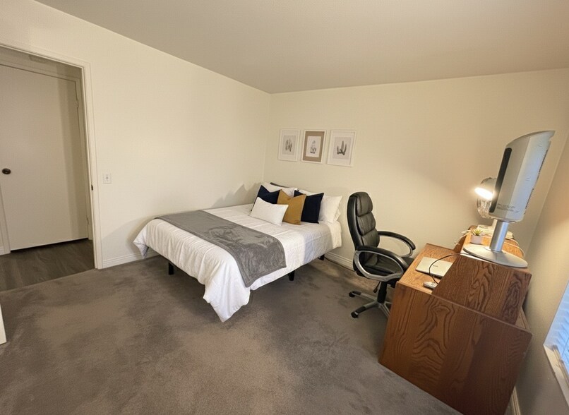 Bedroom 11ft x11.5ft - 25713 Sycamore Pointe