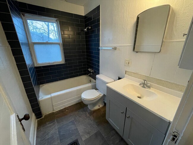 Building Photo - 802-806 Cedar