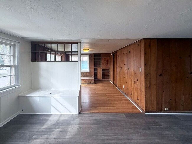 Building Photo - 539-2 Madison Street