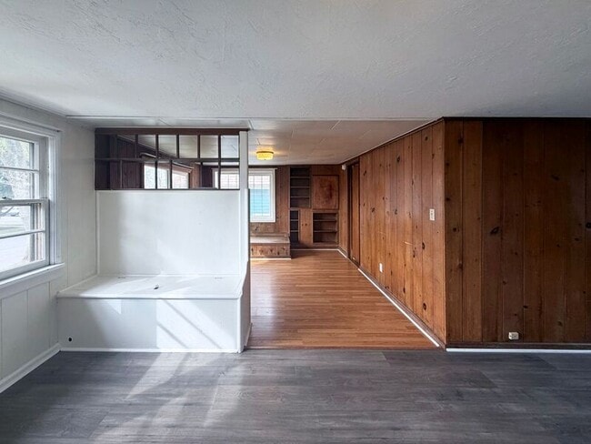 Building Photo - 539 Madison St