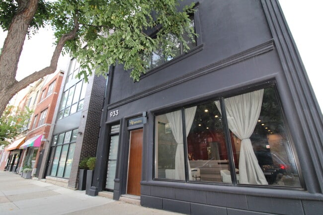 Building Photo - 933 N Ashland Ave