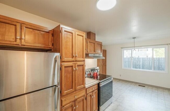 Building Photo - Charming One-Level Home with Private Yard ...