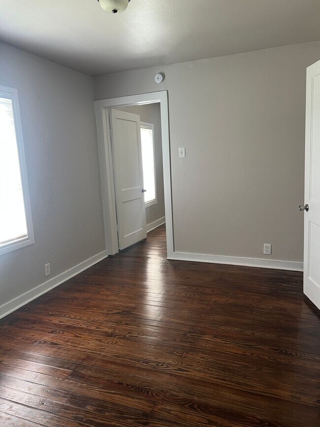 Building Photo - Unlock Your Next Door..3/2 Located Downtown Burleson