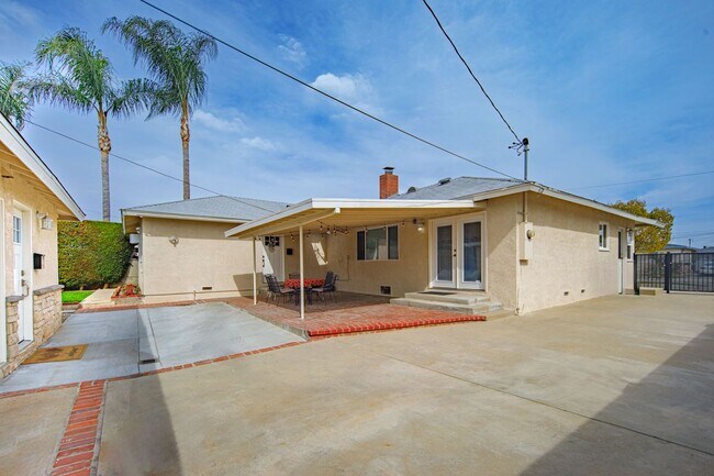Building Photo - 549 N La Sena Ave