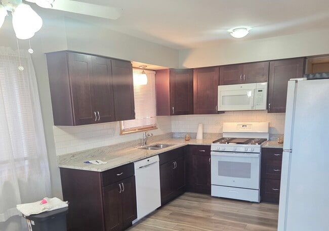 Building Photo - 5850 N Mulligan Ave