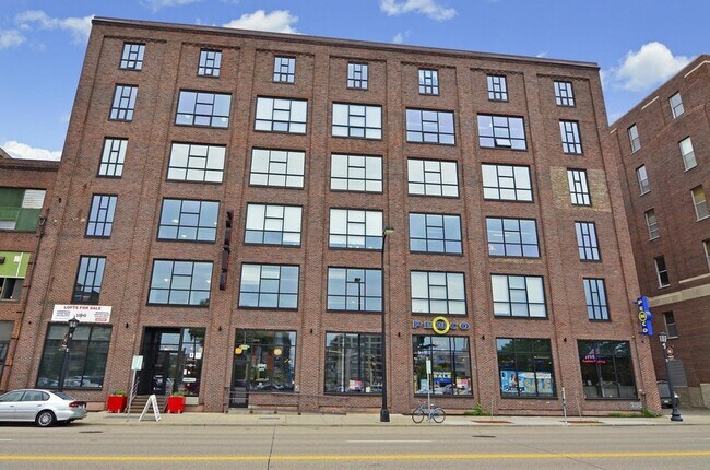 Building Photo - 718 N Washington Ave