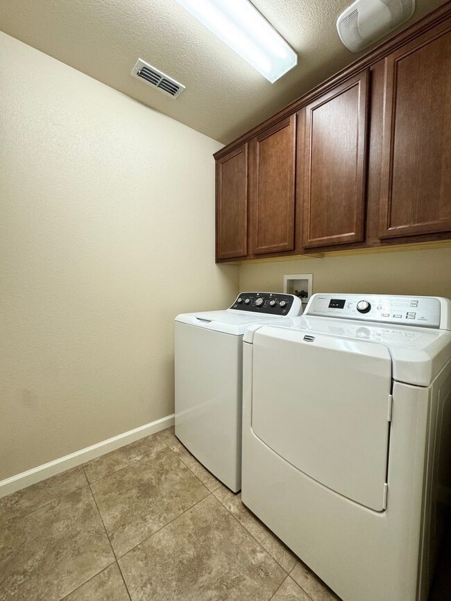 Building Photo - Luxury Townhouse in Vista Ridge Subdivision!