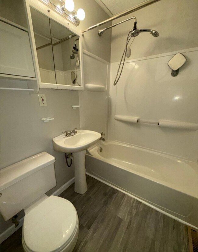 Building Photo - Coming Soon: Cozy 3-Bedroom Home with Scre...