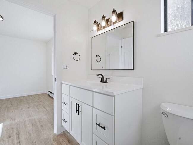 Building Photo - Remodeled 1 Bedroom, 1 Bathroom Apartment- Close to shopping!