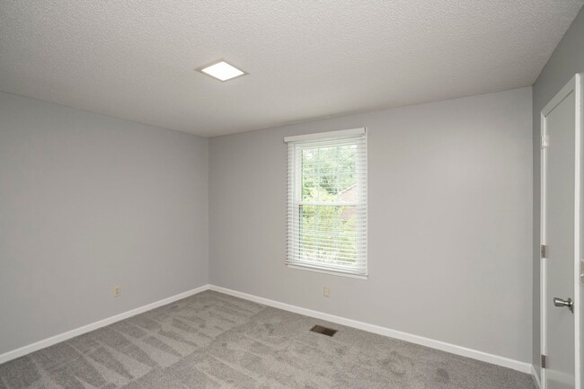 Building Photo - 127 Lakebrink Dr