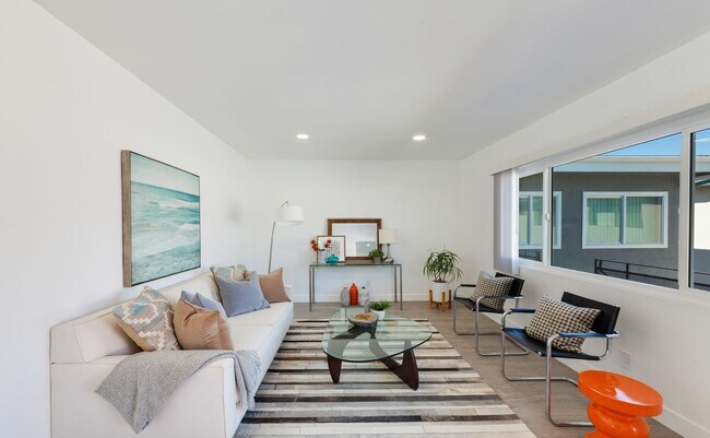 Interior Photo - 2320 E 6th Street