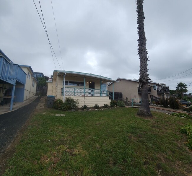 Building Photo - Views of Morro Bay in this cozy hillside cottage!