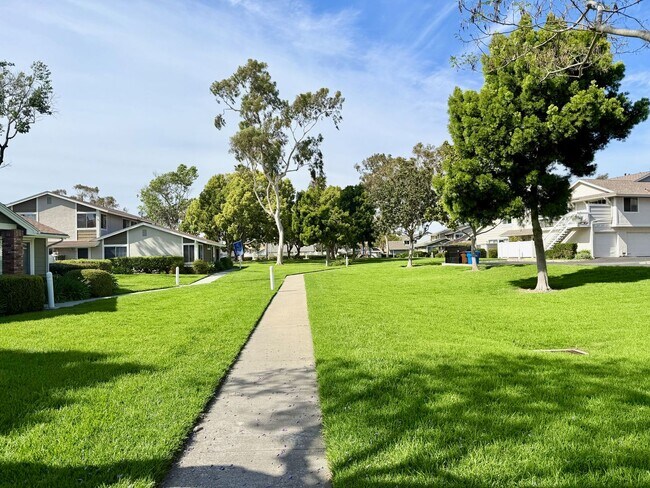Building Photo - Stylish 2BR Condo in Desirable Community with Pool & Spa