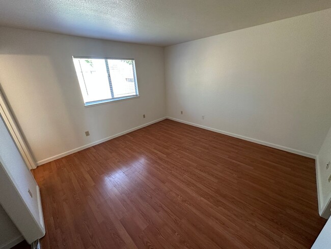 Building Photo - 405 Goldrun Dr