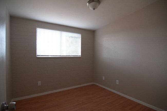 Building Photo - Charming 3 Bedroom 2 Bath Home! South Tucs...