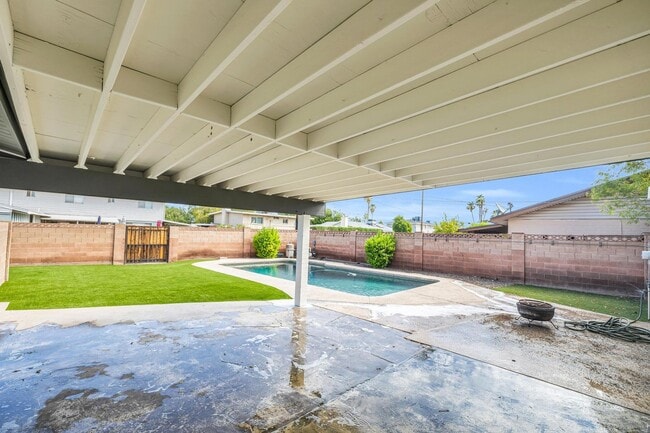 Building Photo - 6 Bedroom! 4 1/2 BATHS!  ASU! Diving Pool! Less than 1 mile to campus