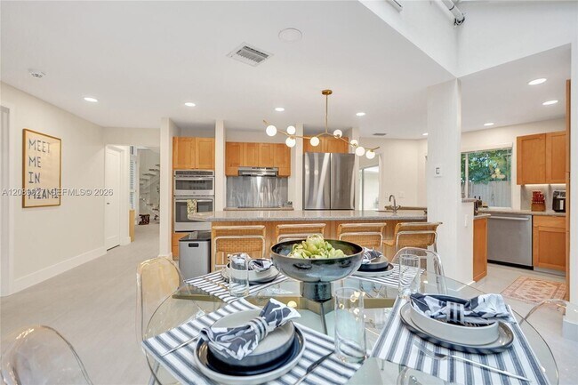 Building Photo - 2360 Tigertail Ave