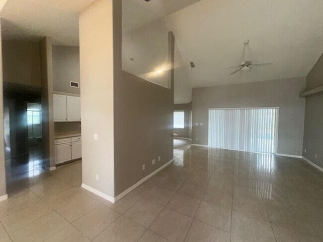 Building Photo - Pool home for rent !