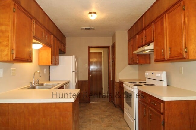 Building Photo - Country Trails Three Bedroom