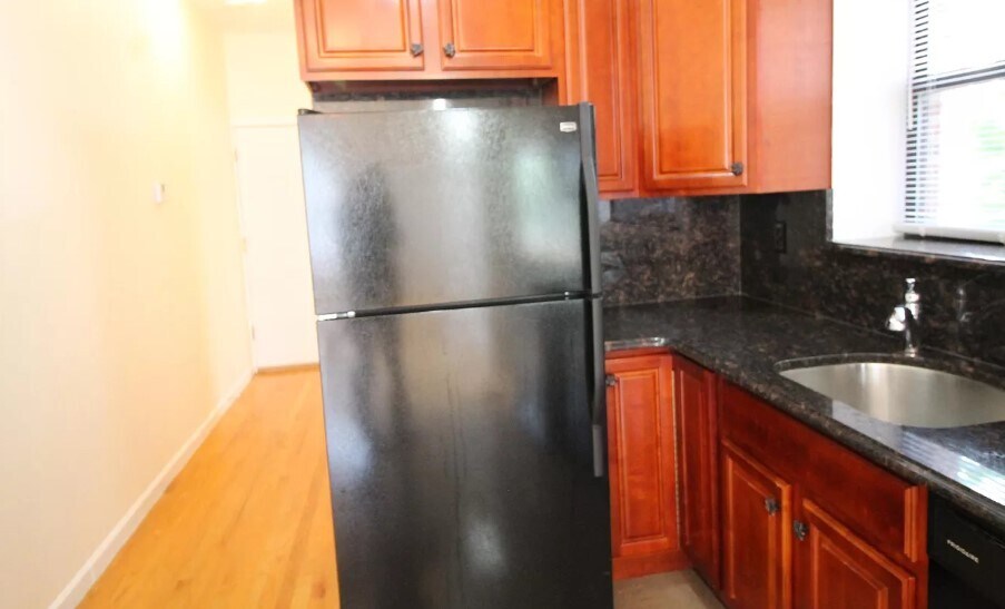 Building Photo - 215 Woodward St