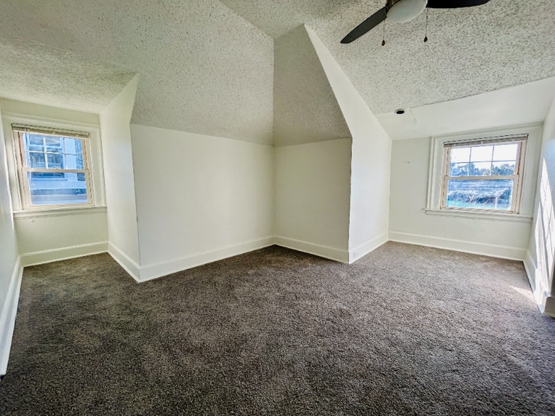 Building Photo - 1510 W 14th St