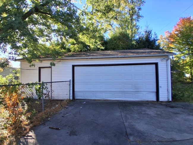Building Photo - 1508 E English St