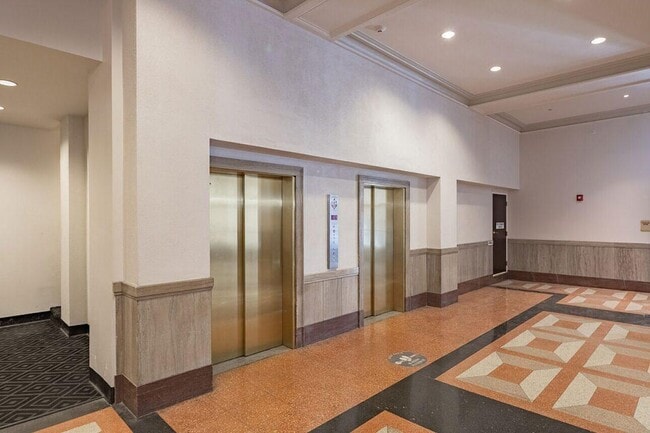 Building Photo - 933 McGee St