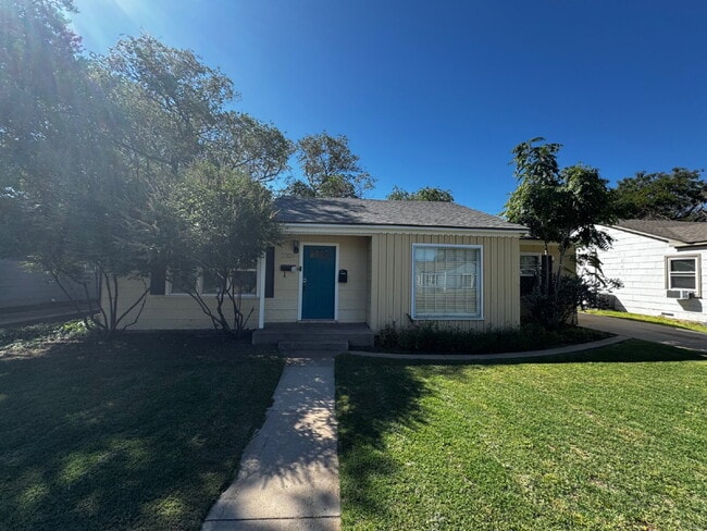 Building Photo - Stunning Home Located In Tech Terrace Minu...