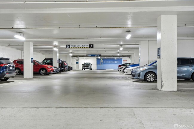 Building Photo - 250 King St