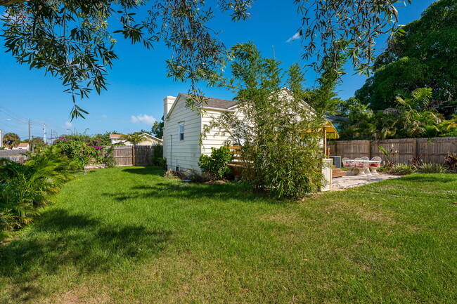 Large fenced backyard - 744 High St