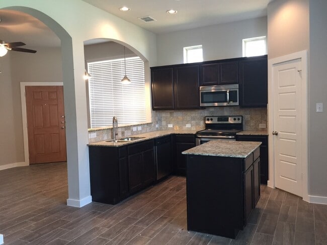 Building Photo - LUXURY 2 STORY DUPLEX LOCATED IN MIDLOTHIAN, TEXAS!