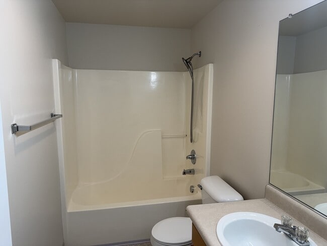 Building Photo - 1866 NE Fairview Ave