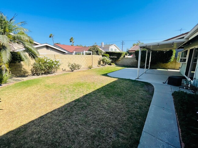 Building Photo - Beautiful Seal Beach home in quite neighbo...