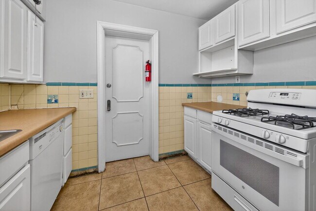 Building Photo - 2802 Digby Ave