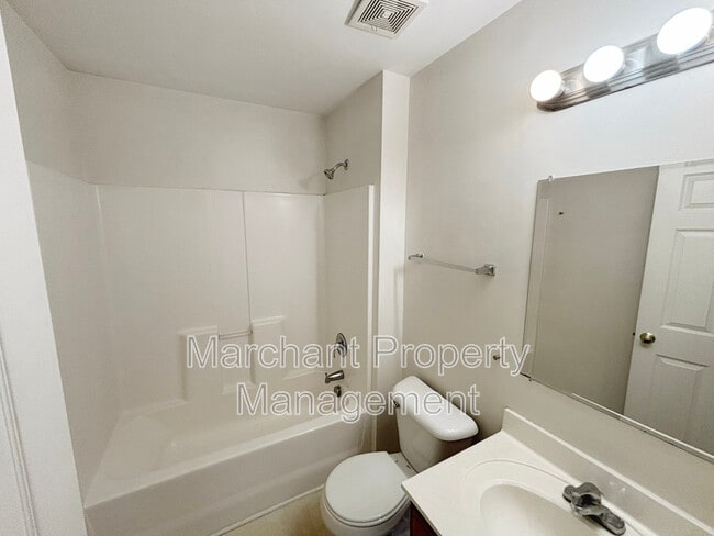 Building Photo - 335 Woodlark St