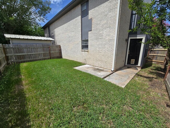 Building Photo - 1309 Airline Dr