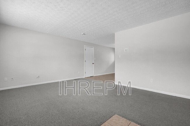 Building Photo - 6403 Roselawn Ave